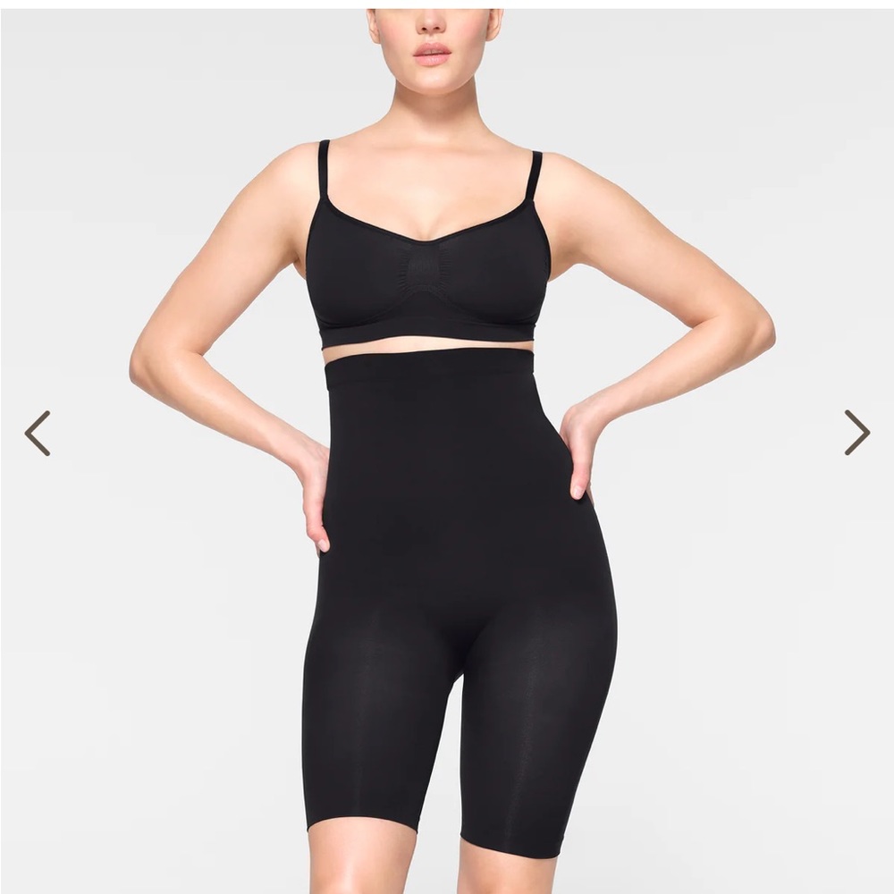 Sculpting short above the knee with open gusset. Size S/M. Color onyx